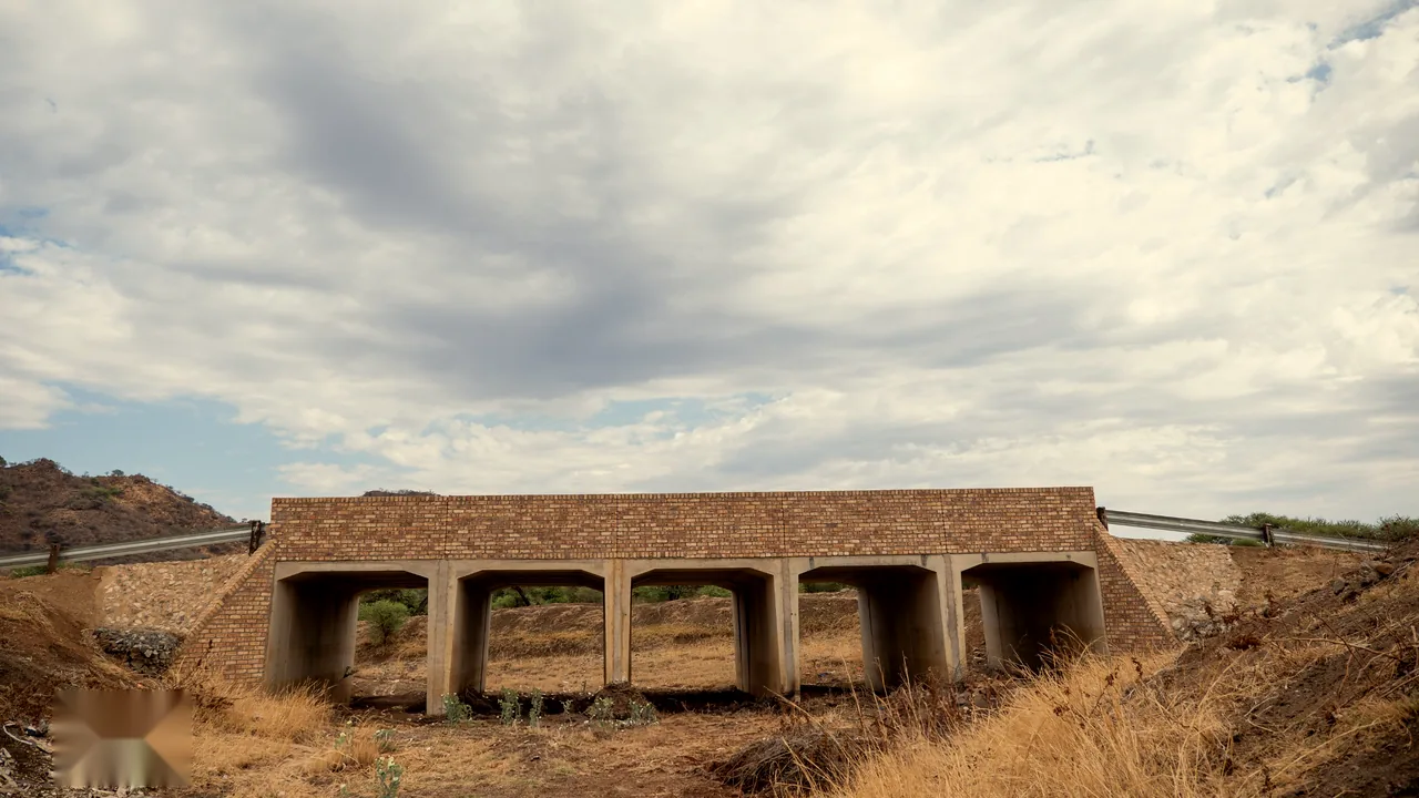 The five-cell bridge with guard rails over the dry stream